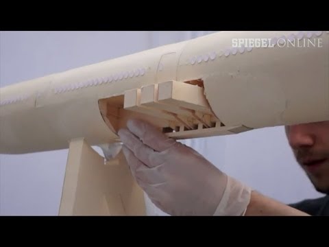 Youtube: Mammut-Bastelprojekt: Boeing 777 aus Papier | DER SPIEGEL
