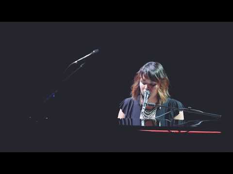 Youtube: Norah Jones – Black Hole Sun (Detroit Fox Theatre 5.23.17)