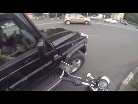 Youtube: Неуловимая девчонка на мотоцикле против мусора // Elusive girl on a motorcycle against debris