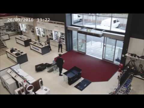 Youtube: Clumsy Customer Destroys 4 TVs Worth 7.000 $