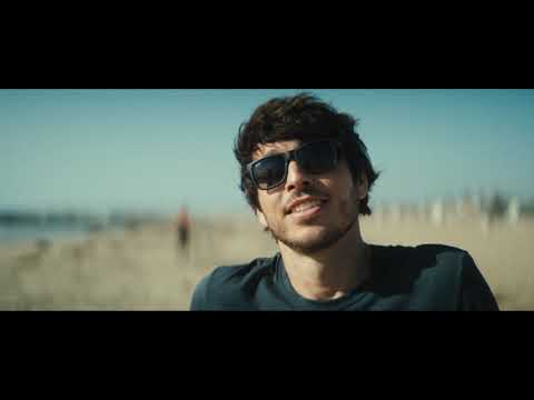 Youtube: Morgan Evans - Christmas In The Sun (Official Music Video)