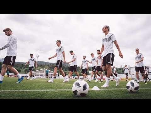 Youtube: Der Tag in Eppan: Erste PK mit Löw und Training