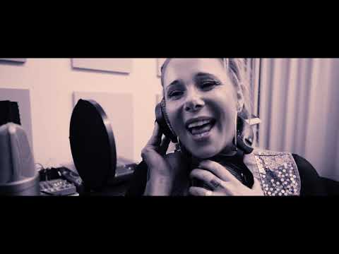 Youtube: Nadine Prinz - Feuer und Flammen (Official Video)