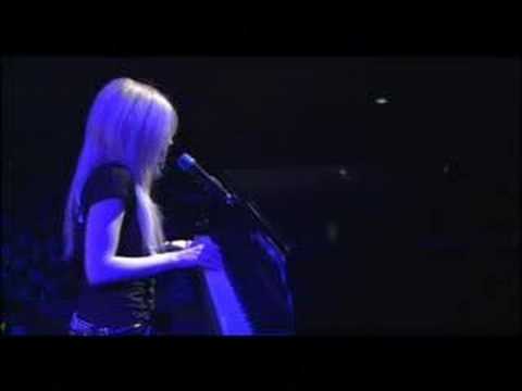 Youtube: avril lavigne slipped away live