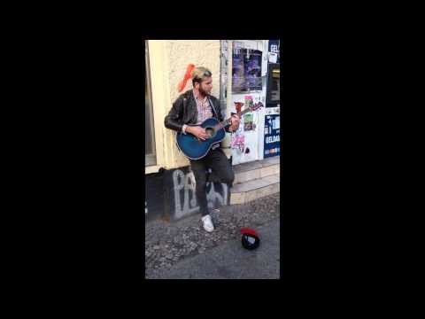 Youtube: Streetmusician sings - Original singer comes along and joins him