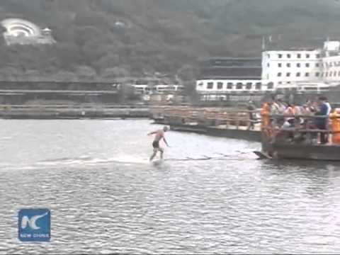 Youtube: Shaolin monk runs atop water for 125 meters, sets new record