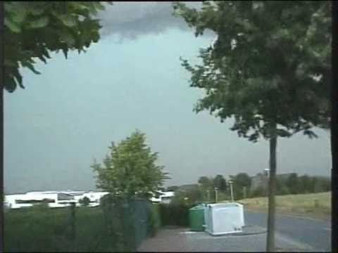 Youtube: Heftige Fallböe / Heavy Downburst in Bocholt am 12.07.2010 (Liveaufnahme)