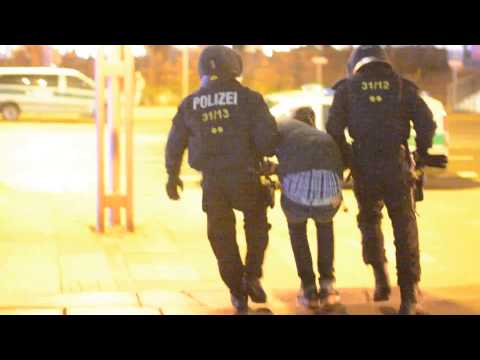 Youtube: Polizist schlägt Gegendemonstrant in Chemnitz nieder (lange Version)