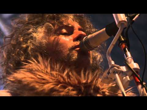 Youtube: The Flaming Lips - Yoshimi Battles the Pink Robots Pt 1 - live at Eden Sessions 2011