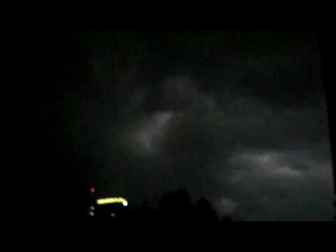 Youtube: Heftige Blitzeinschlaege, uber Berlin, im hinteren Hochaus 1.7. !!!!!
