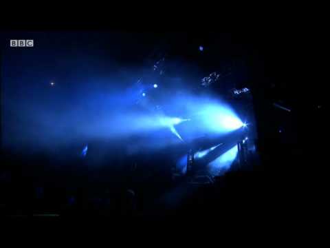 Youtube: Crystal Castles perform 'Celestica' at Reading Festival 2011 - BBC