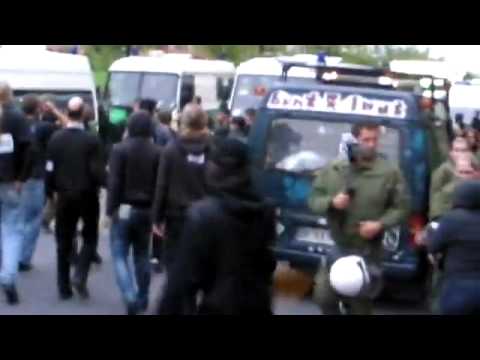 Youtube: (Skandalvideo) Polizei schlägt friedlichen Demonstranten zusammen - Kriminelle Polizisten