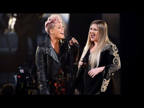 Youtube: [HD] Kelly Clarkson & Pink - Everybody Hurts (R.E.M. cover, 2017)
