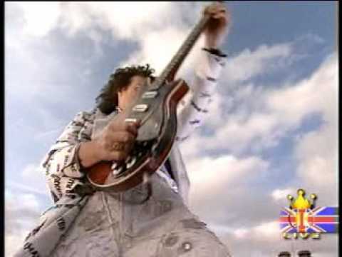 Youtube: Brian May God Save the Queen - Buckingham Palace 2002