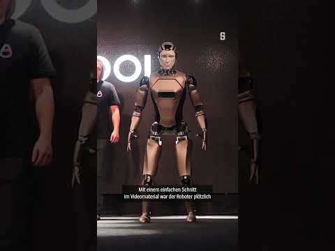Youtube: Diesen Sturz sollten wir nicht sehen – Russlands erste KI-Roboter | DER SPIEGEL Shorts