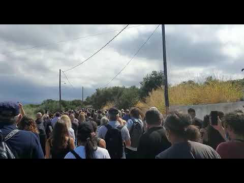 Youtube: Trauernde aus aller Welt begleiten Mikis Theodorakis zu seiner letzten Ruhestätte.