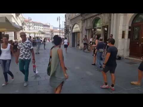 Youtube: Straßenmusiker und Touristin die tanzt...