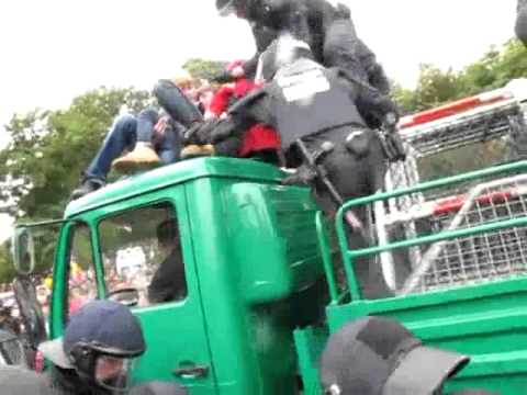 Youtube: Glanzleistungen der Polizei bei der Schülerdemo gegen s21 am 30.09.2010