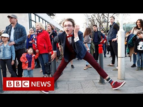 Youtube: Hundreds take part in ‘silly walk’ parade - BBC News