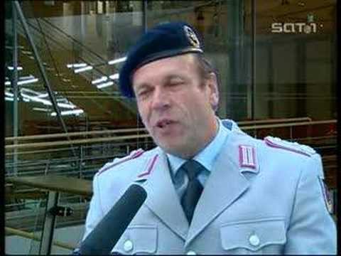 Youtube: Georg Schramm als Oberstleutnant Sanftleben (1 of 5)