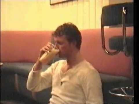 Youtube: Typ kotzt in sein Bierglas und trinkt weiter
