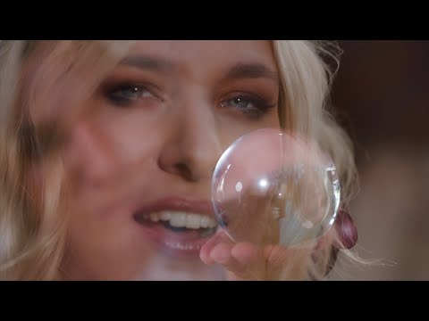 Youtube: Laura Wilde - Zurück in die Zukunft (offizieller Videoclip)