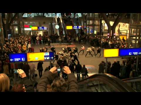 Youtube: Flashmob Central Station Berlin  |  Staatsballett Berlin  | Giorgio Madia
