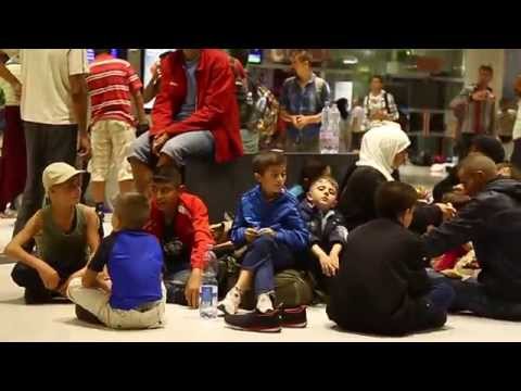 Youtube: Großeinsatz für Hilfskräfte am Salzburger Hauptbahnhof! 1600 Flüchtlinge fordern Einsatzkräfte