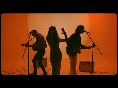 Youtube: Girl Named Tom | The Sun (Offizielles Musikvideo)