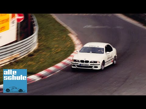 Youtube: Sabine Schmitz und ihre skurrilen Gäste im BMW M5 Ringtaxi