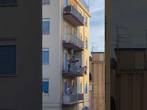 Youtube: Ad Agrigento dai balconi tutti a cantare ‘Ciuri ciuri’