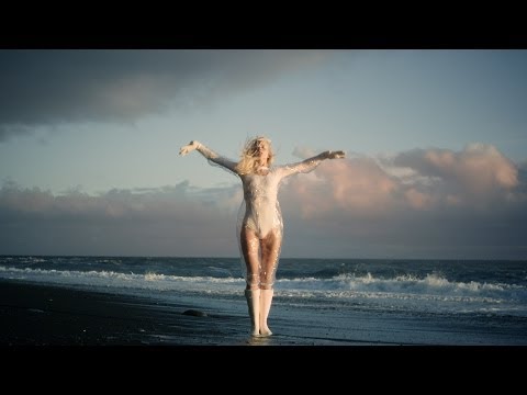 Youtube: iamamiwhoami; fountain