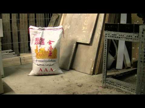 Youtube: Ricebag falling over / Sack Reis fällt um