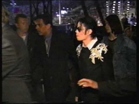 Youtube: Michael Jackson in München 1999_5 (Backstage von MJ & Friends + MJ gratuliert Brautpaar)