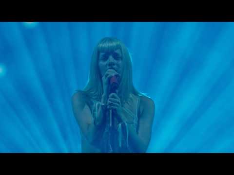 Youtube: AURORA – Runaway (Live aus Mexiko-Stadt)