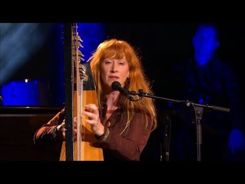 Youtube: Loreena McKennitt : She moved trough the fair