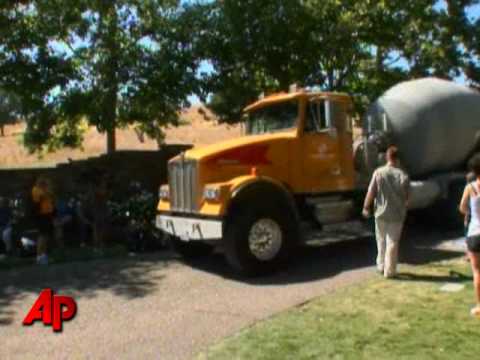 Youtube: Raw Video: Crews, Trucks Arrive at Neverland
