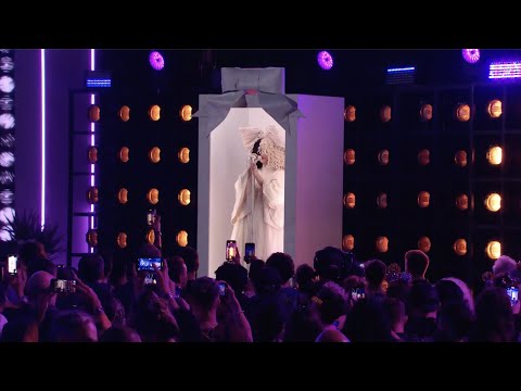 Youtube: Sia - Unstoppable feat. David Byrne (Live From Miley’s New Year’s Eve Party)