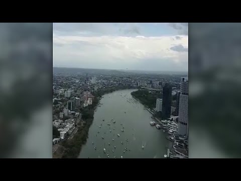 Youtube: Australian Air Force Globemaster cruises low through Brisbane, startling onlookers