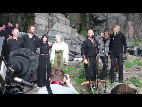 Youtube: Wardruna, Aurora and Oslo Fagottkor: "HELVEGEN"