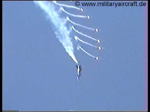 Youtube: F-16 Fighting Falcon (RNLAF) performing a Touch and Go and Firing Flares (MilitaryAircraft.de)