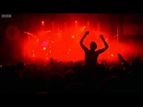 Youtube: Crystal Castles - Courtship Dating (Live @ Reading & Leeds)