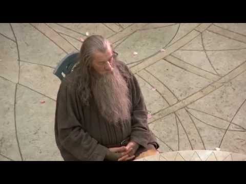 Youtube: Sir Ian McKellen (Gandalf) falls asleep on the Hobbit set