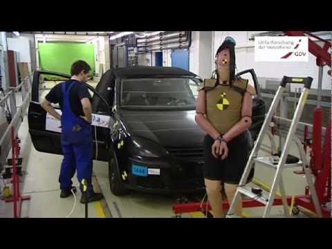 Youtube: Dramatischer Crashtest: Mit 40 km/h in den Fussgänger