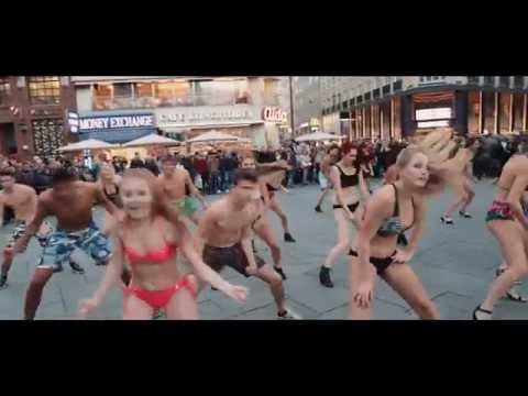 Youtube: Summer Splash Bikini Flashmob // 11.11.2015 Stephansplatz