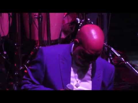 Youtube: Earth, Wind & Fire's Larry Dunn - Be Ever Wonderful Live