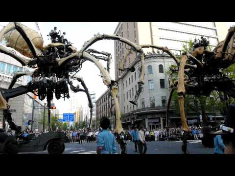 Youtube: 巨大クモ　横浜開港150年祭