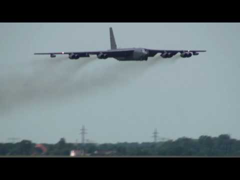 Youtube: B-52 LOW approach at Berlin Schoenefeld for ILA 2010