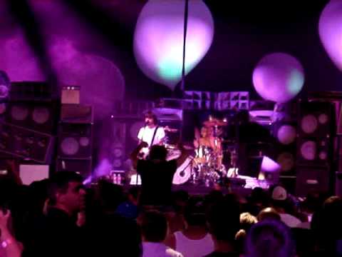 Youtube: Foo Fighters Secret Concert 2005 - Part 1