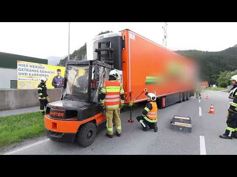 Youtube: Nüziders: Auflieger löst sich plötzlich von Lkw